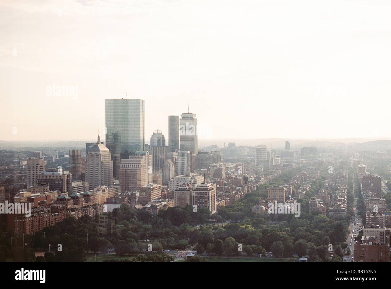 Il soleggiato e torbido skyline di Boston da 13 piani in su Foto Stock