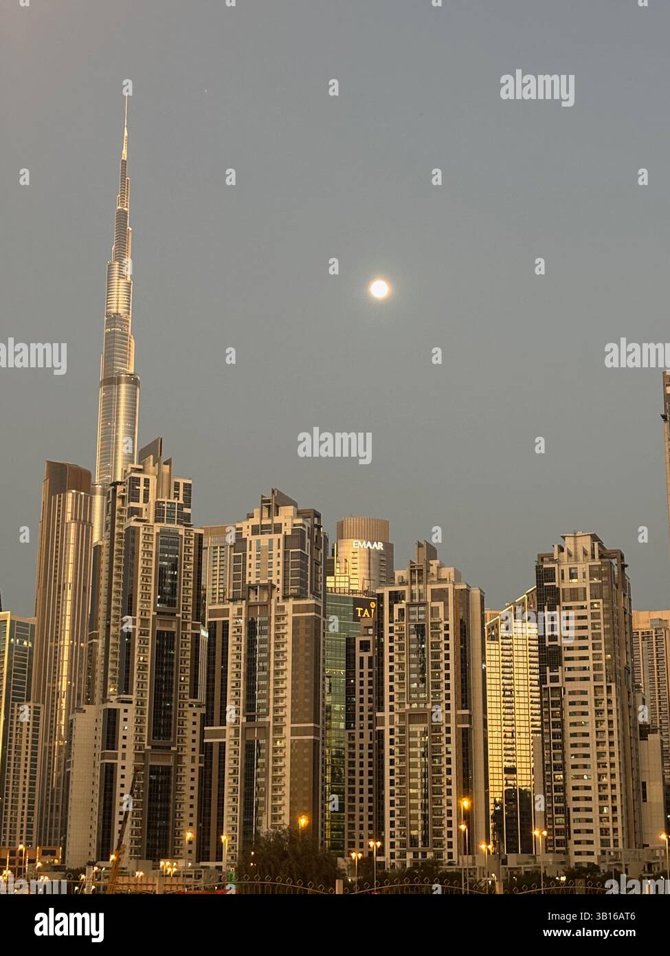 Skyline di Dubai, Burj Khalifa, luci notturne, vista della città - Immagine stock catturata con smartphone