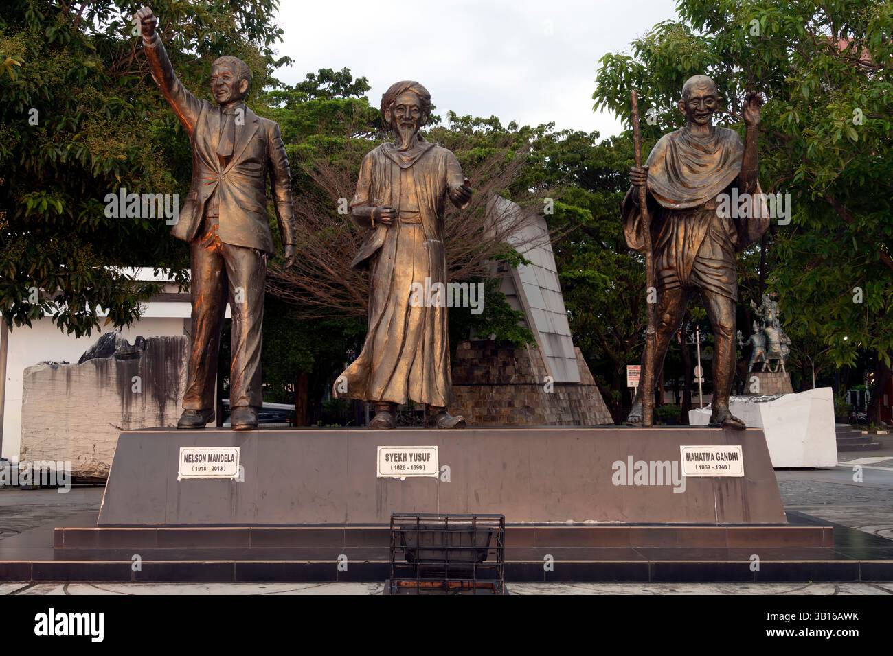 Statue in bronzo (repliche) di tre statue di figure mondiali, Nelson Mandela, Syekh Yusuf e Mahatma Gandhi a Losari Visitors, Makassar, Sud Foto Stock