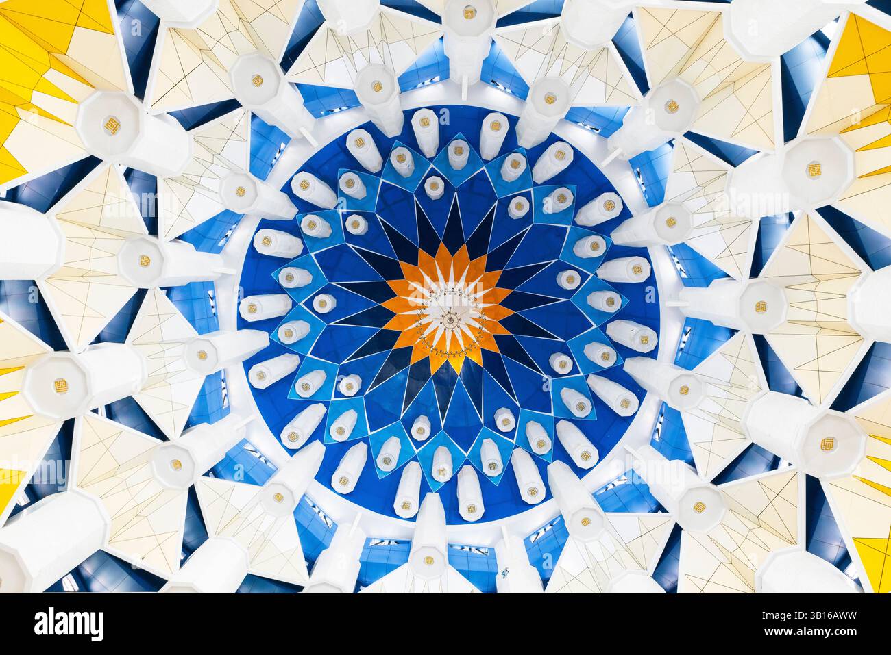 L'interno della moschea Asmaul Husna 99 Dome è una moschea costruita nel 2017, situata a Makassar, Sulawesi, Indonesia. Le 99 cupole colorate che simboleggiano il 99 Foto Stock