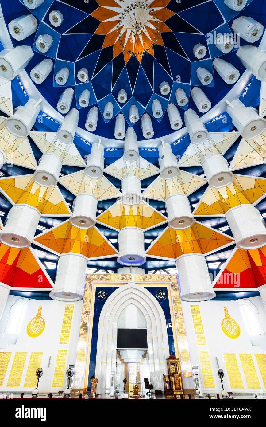 L'interno della moschea Asmaul Husna 99 Dome è una moschea costruita nel 2017, situata a Makassar, Sulawesi, Indonesia. Le 99 cupole colorate che simboleggiano il 99 Foto Stock