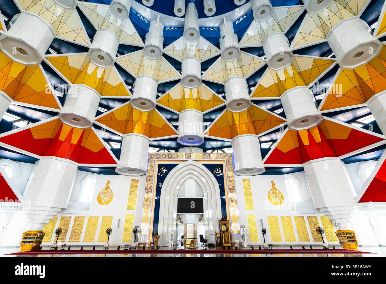 L'interno della moschea Asmaul Husna 99 Dome è una moschea costruita nel 2017, situata a Makassar, Sulawesi, Indonesia. Le 99 cupole colorate che simboleggiano il 99 Foto Stock