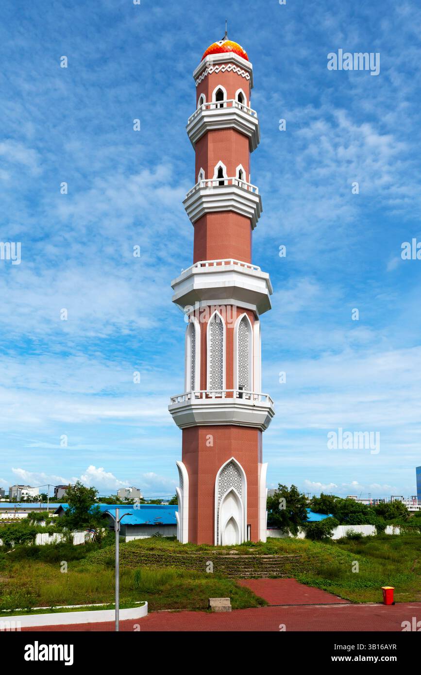 Il minareto di Asmaul Husna 99 Dome Mosque è una moschea costruita nel 2017, situata a Makassar, Sulawesi, Indonesia. Le 99 cupole colorate che simboleggiano il 99 Foto Stock