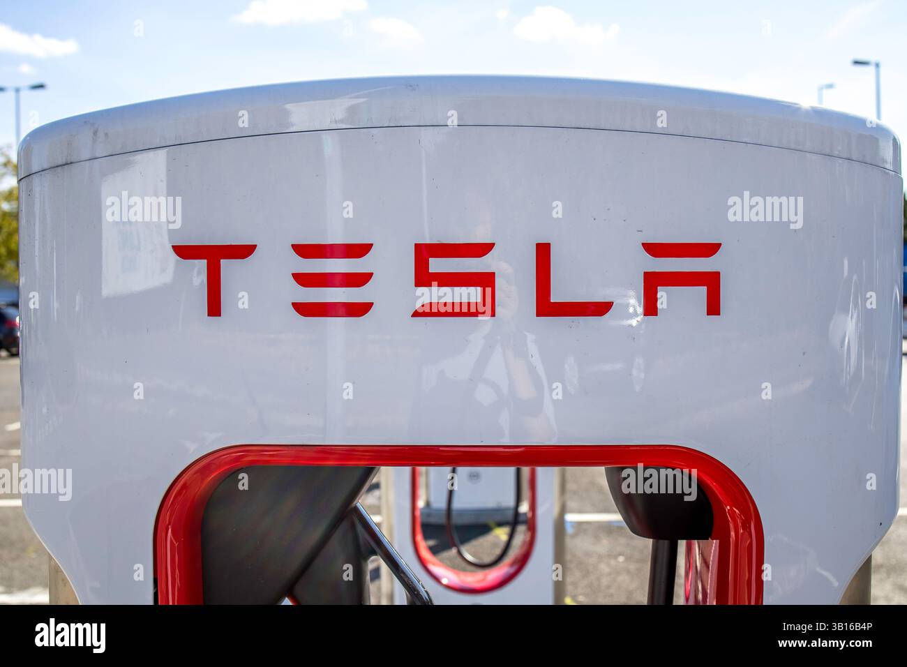 Londra, Regno Unito - 14 settembre 2023: Logo Tesla sulla stazione Supercharger. Foto Stock