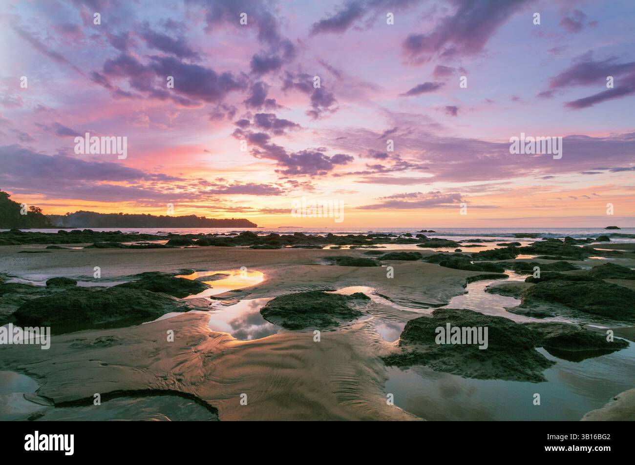 Pozze d'acqua e mucchi di sabbia su una spiaggia al tramonto, Costa Rica, penisola osa, baia Drake Foto Stock