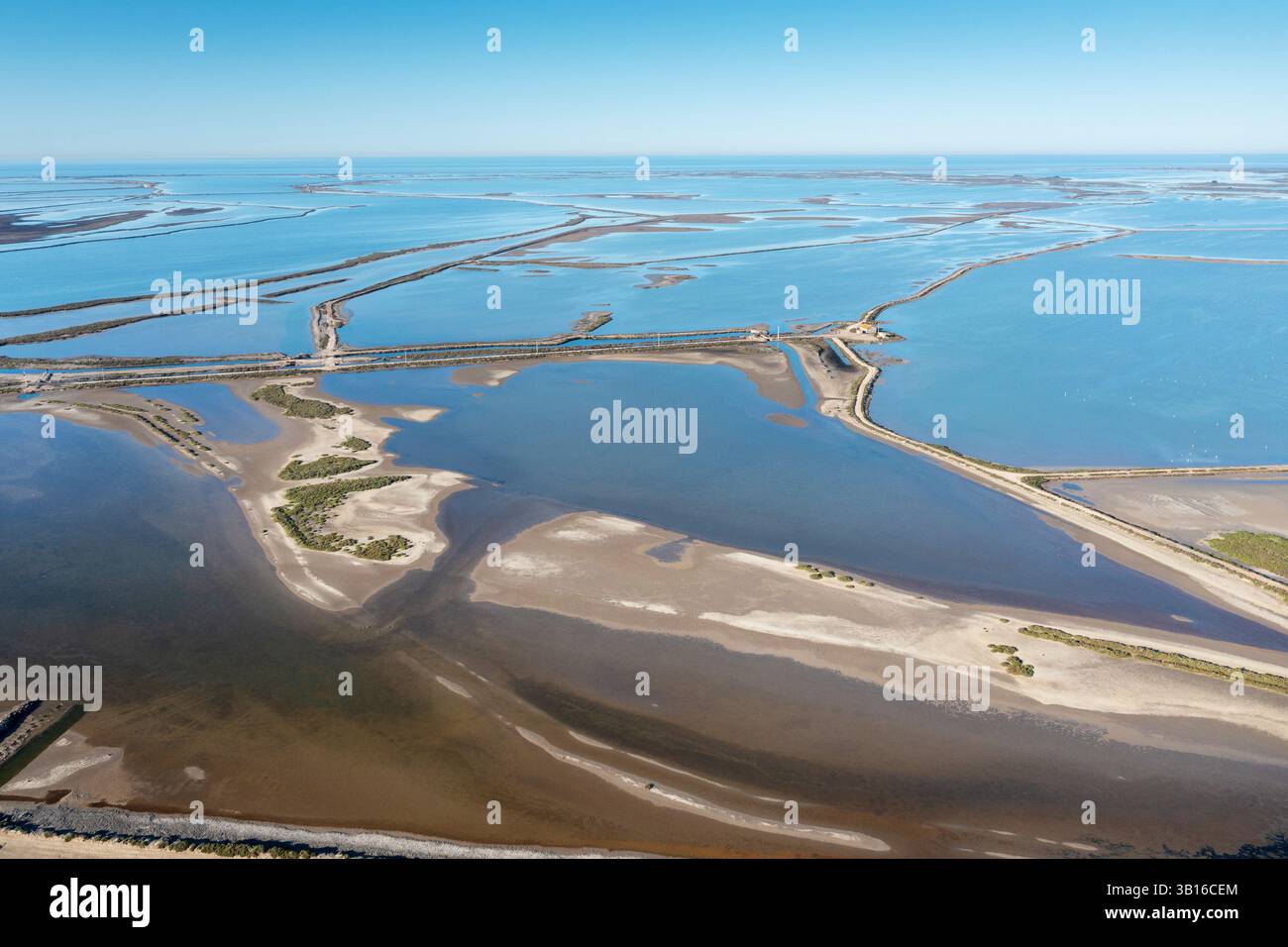 Camargue, lagune di acqua salata intorno a Etang du Grand Rascaillan, vista aerea, Francia, Camargue, Salin-de-Giraud Foto Stock