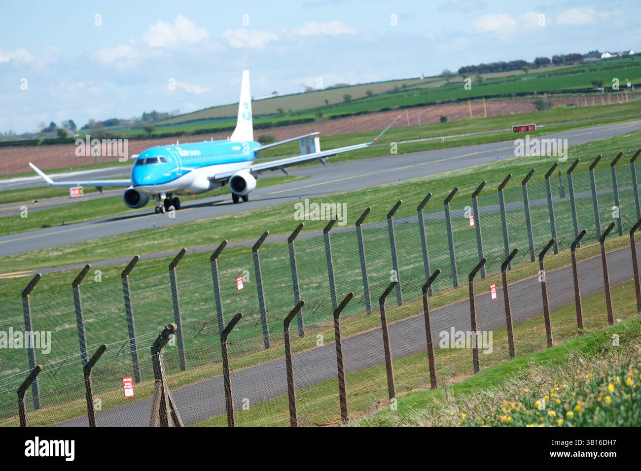 Recinzione perimetrale di sicurezza aeroportuale con due recinzioni - Regno Unito nel 2025 Foto Stock