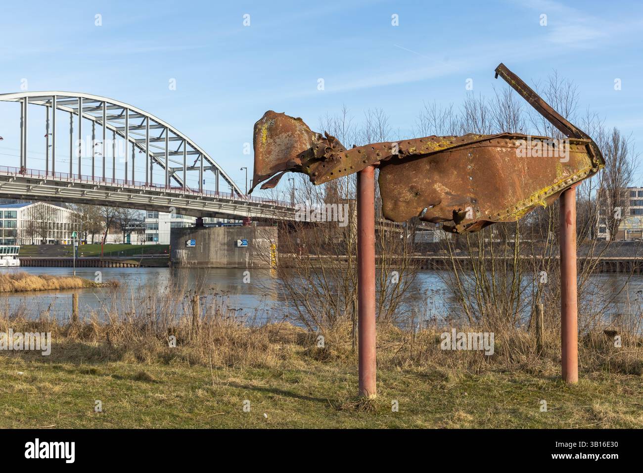 Memorial Original a Bridge Too far, sullo sfondo il ponte John Frost. Un ufficiale britannico che durante l'operazione Market Garden guidò l'aereo Foto Stock