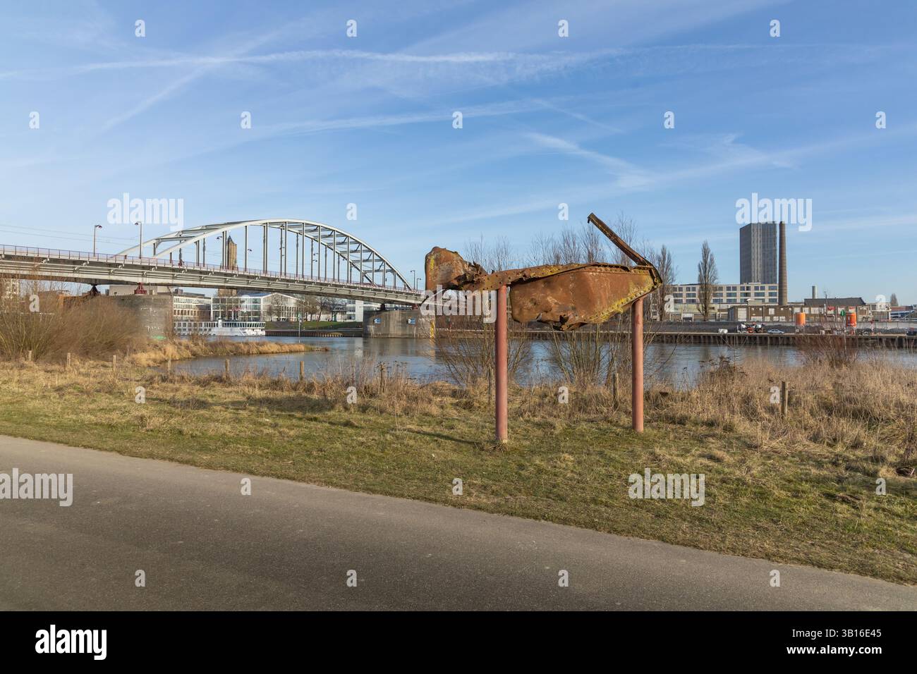 Memorial Original a Bridge Too far, sullo sfondo il ponte John Frost. Un ufficiale britannico che durante l'operazione Market Garden guidò l'aereo Foto Stock