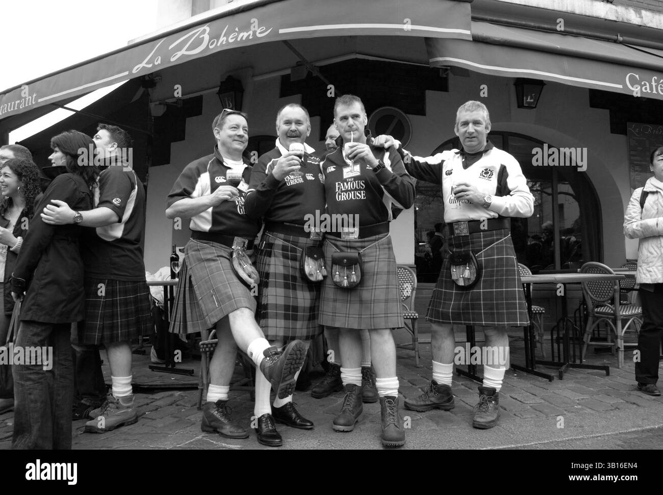 Gli scozzesi in kilt mostrano le loro gambe a Parigi 2006 Foto Stock