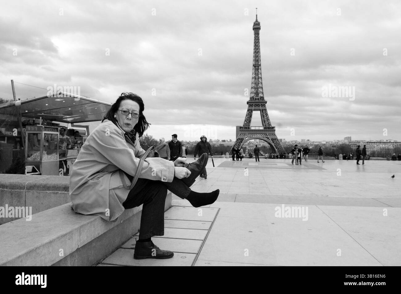 Donna con i piedi stanchi al Trocadero di Parigi 2006 Foto Stock