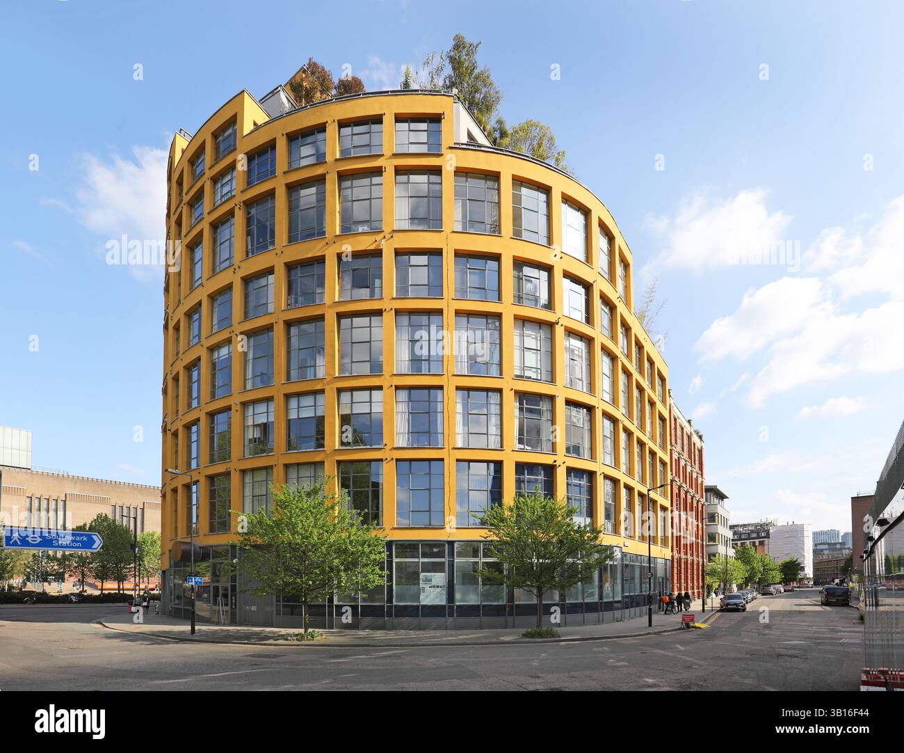 Bankside Lofts, 65 Hopton Street. Edificio per uffici degli anni '1950 convertito in appartamenti in stile loft dall'architetto Piers Gough di CZWG. Foto Stock