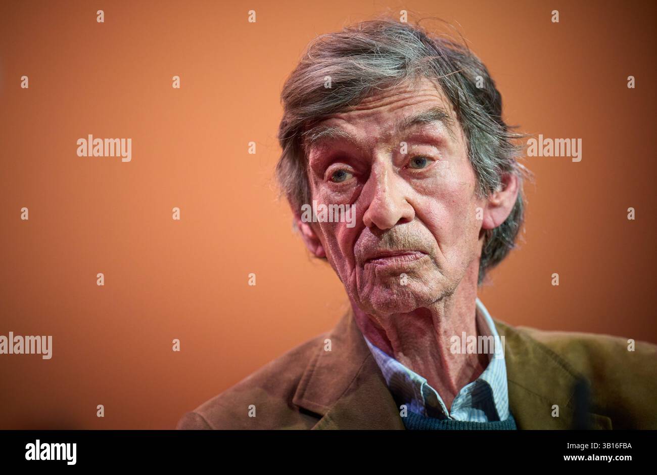 DEN HAAG - Tomas Ross, scrittore di thriller, vero nome Willem Hogendoorn. Cavaliere nell'Orange del Leone dei Paesi Bassi, riceve un nastro dalle mani del sindaco Jan van Zanen durante la cerimonia di taglio del nastro nel comune di l'Aia. Durante la pioggia annuale di nastri, le persone che si dedicano alla società sono decorate. ANP PHIL NIJHUIS netherlands Out - belgio Out Foto Stock