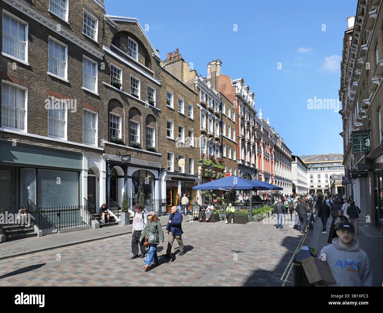 King Street, Covent Garden, Londra, Regno Unito. I turisti riempiono le strade locali vicino al famoso mercato e al Teatro dell'Opera. Foto Stock