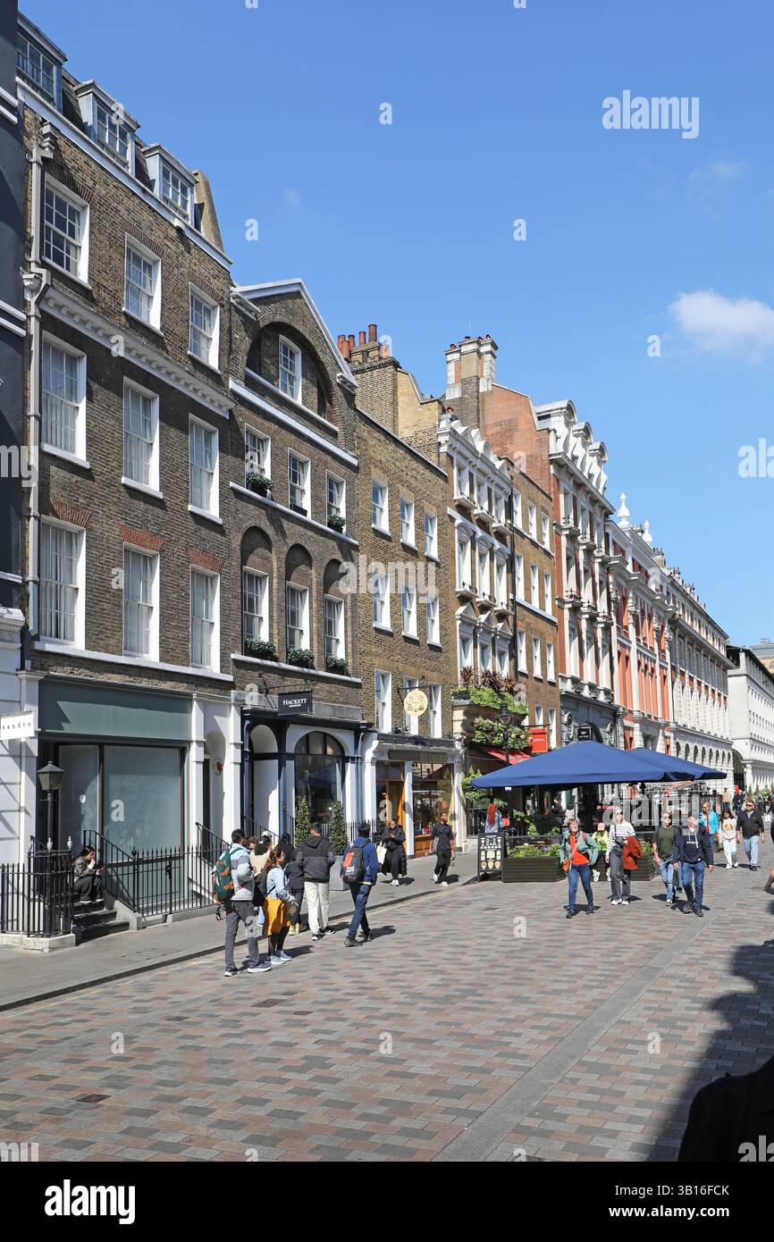King Street, Covent Garden, Londra, Regno Unito. I turisti riempiono le strade locali vicino al famoso mercato e al Teatro dell'Opera. Foto Stock