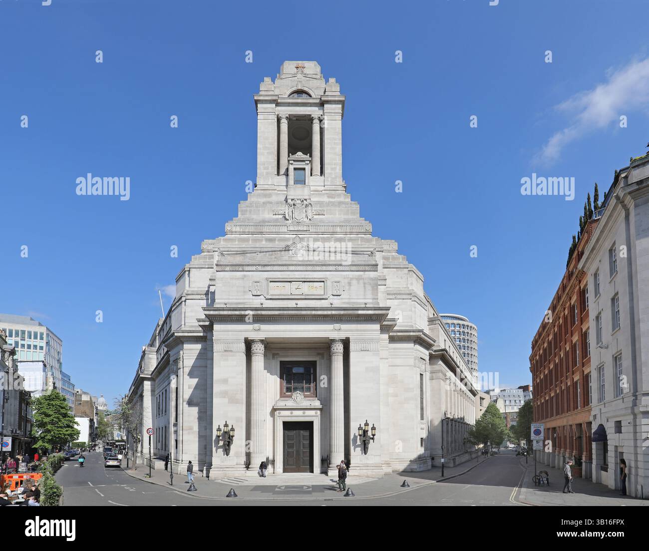 Ingresso all'edificio Freemasons Hall in Great Queen Street, Londra, Regno Unito. L'edificio Art Deco, classificato di grado II, è la sede centrale massonica del Regno Unito. Foto Stock