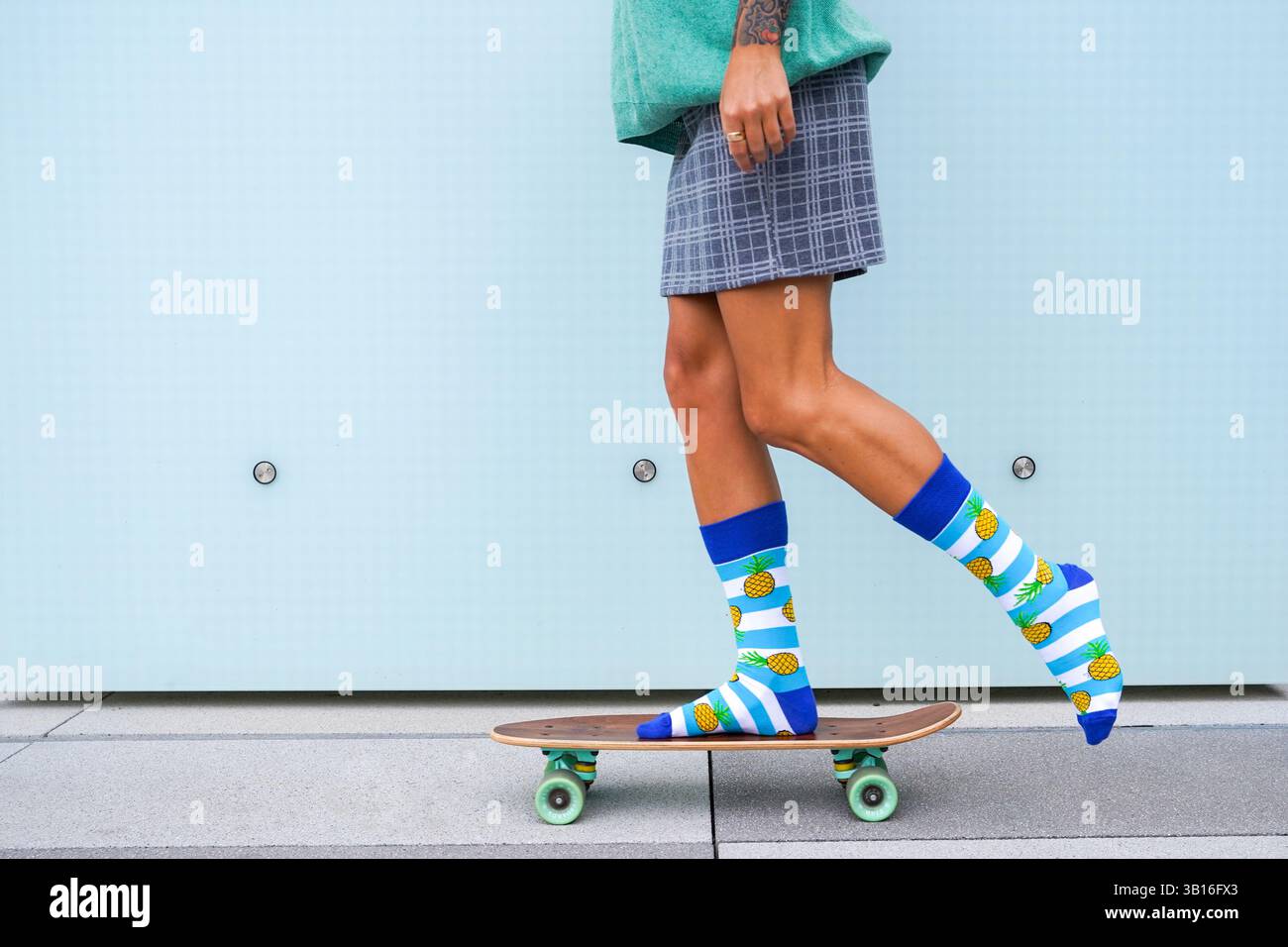 Dynamic Skate Lifestyle: Calzini e scarpe colorate su uno skateboard Foto Stock