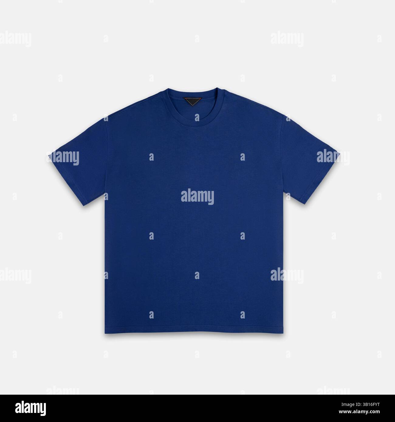 T-shirt a manica corta classica blu - scatto di abbigliamento casual e moderno Foto Stock