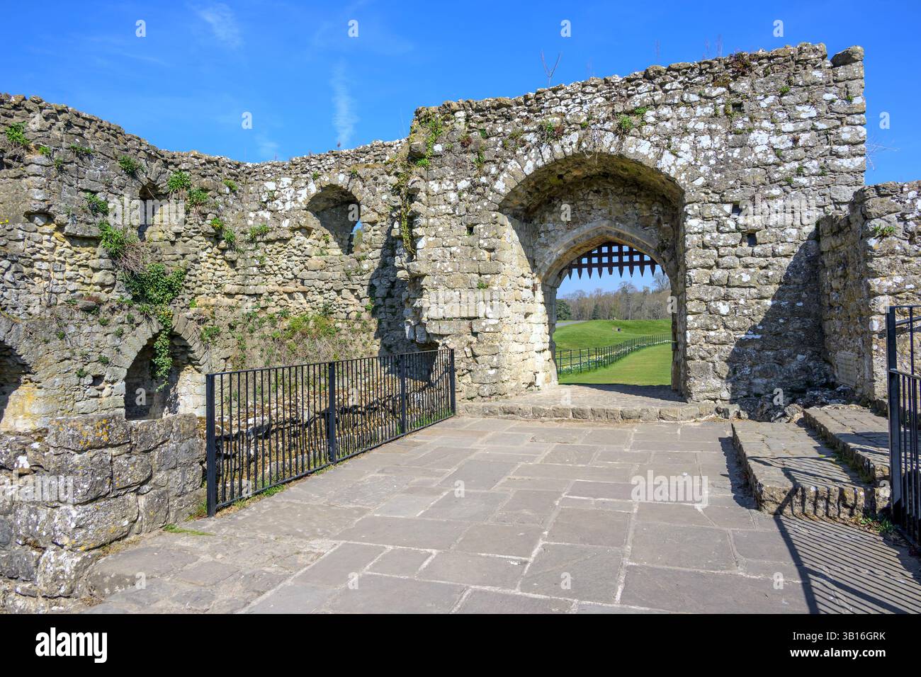 Castello di Leeds, vicino a Maidstone, Kent, Regno Unito. Barbican esterno (13thC) vicino all'ingresso del Castello Foto Stock