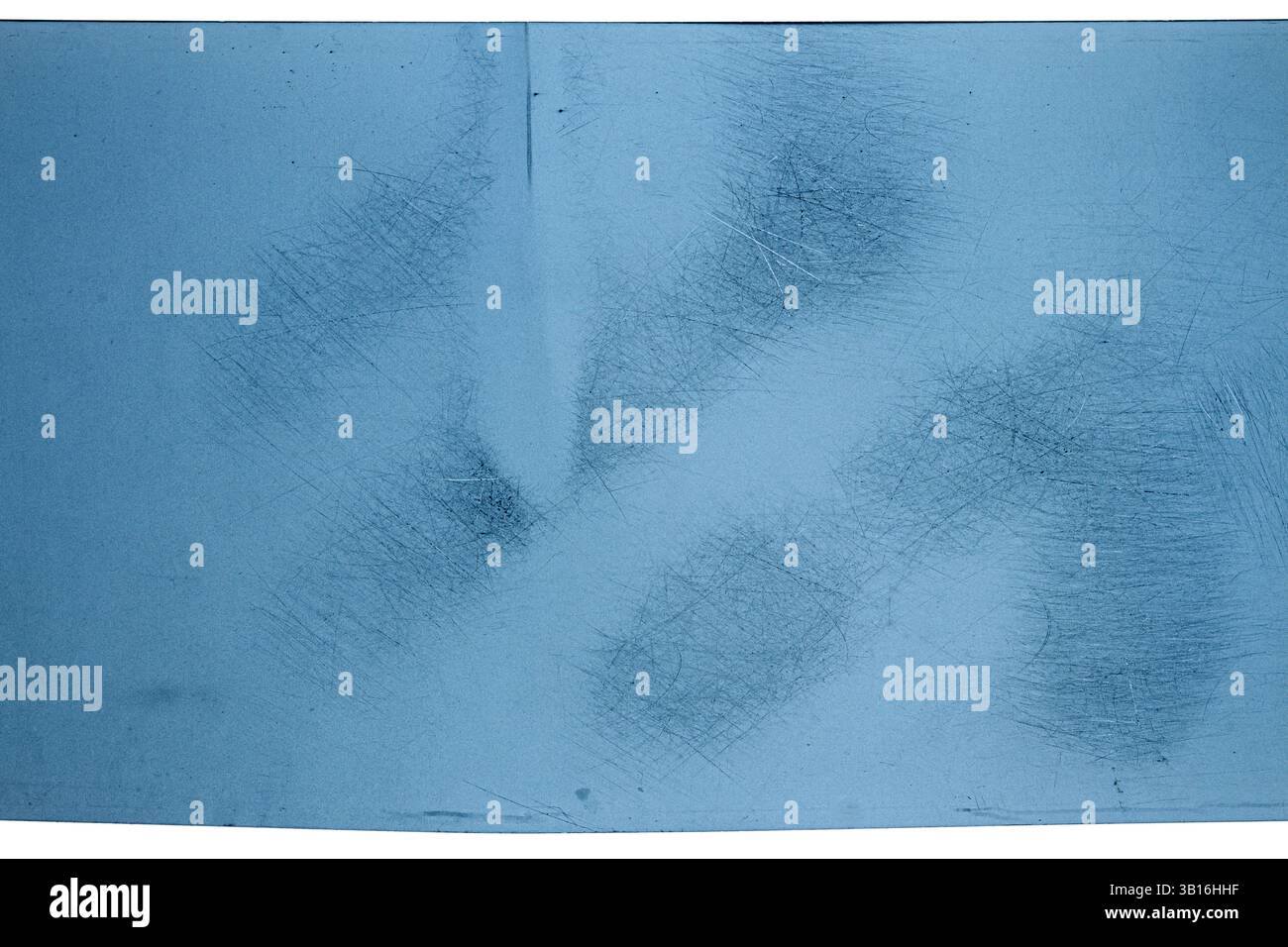 Pellicola negativa da 120 mm di colore grungy isolata su sfondo bianco. Pellicola di formato medio su sfondo bianco, segnaposto per foto retrò. Foto Stock