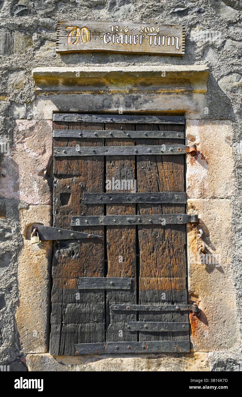 Vecchia porta medievale in legno di una torre con accessori in metallo. Foto Stock