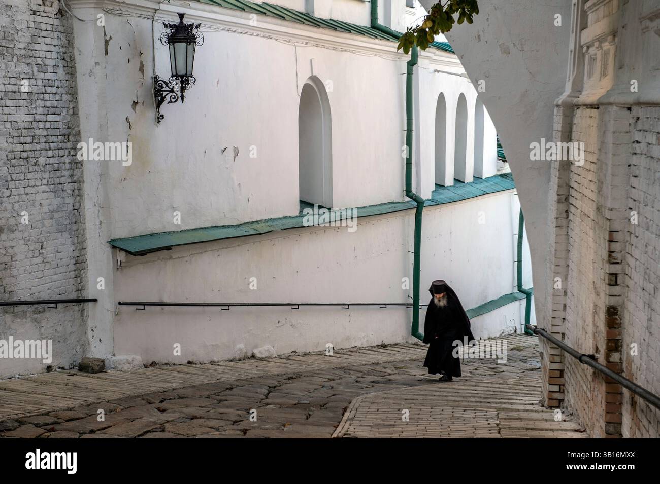 Guardando a nord lungo il fiume Dnieper verso Chernobyl (60 miglia di distanza) dal magnifico complesso del monastero di Pechersk Lavra, Kiev. Costruito dai monaci di Kiev b Foto Stock