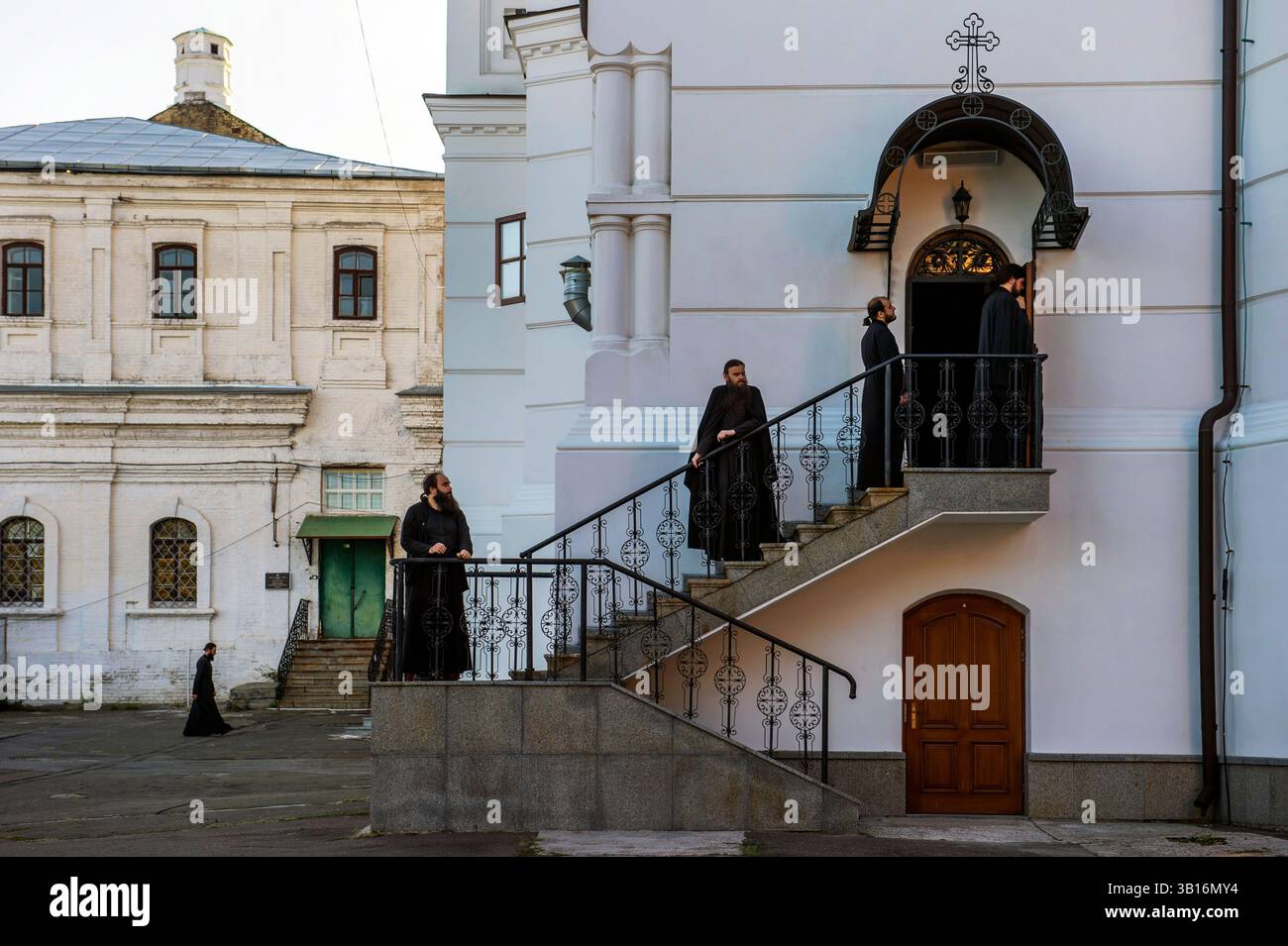 Guardando a nord lungo il fiume Dnieper verso Chernobyl (60 miglia di distanza) dal magnifico complesso del monastero di Pechersk Lavra, Kiev. Costruito dai monaci di Kiev Foto Stock
