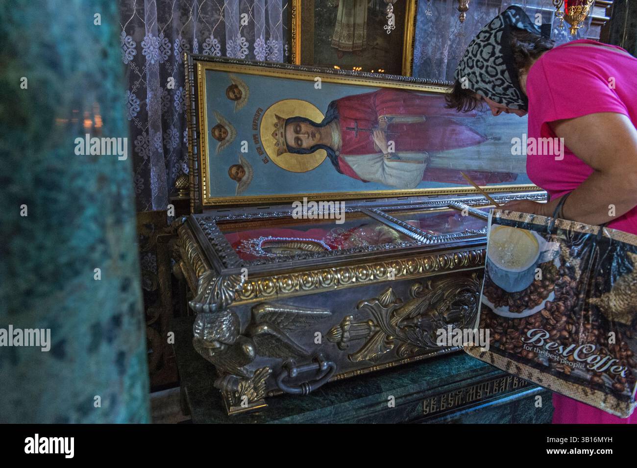 Kiev, Ucraina preghiere. La cattedrale di San Volodymyr è una cattedrale nel centro di Kiev. È uno dei principali monumenti della città e la cattedrale madre Foto Stock