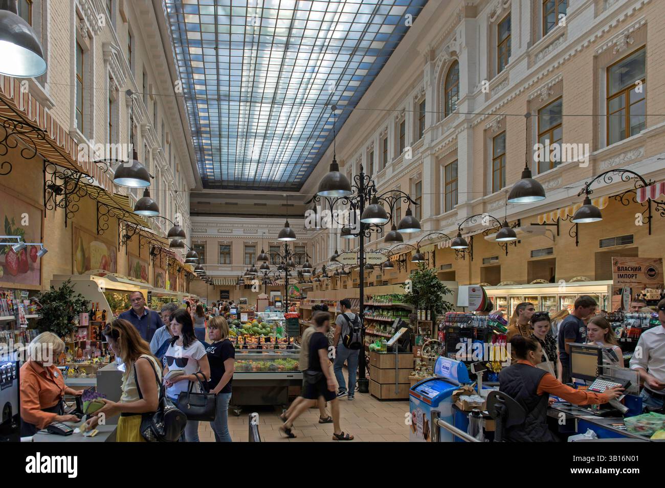 Mercato alimentare coperto, centro di Kiev, Ucraina Foto Stock