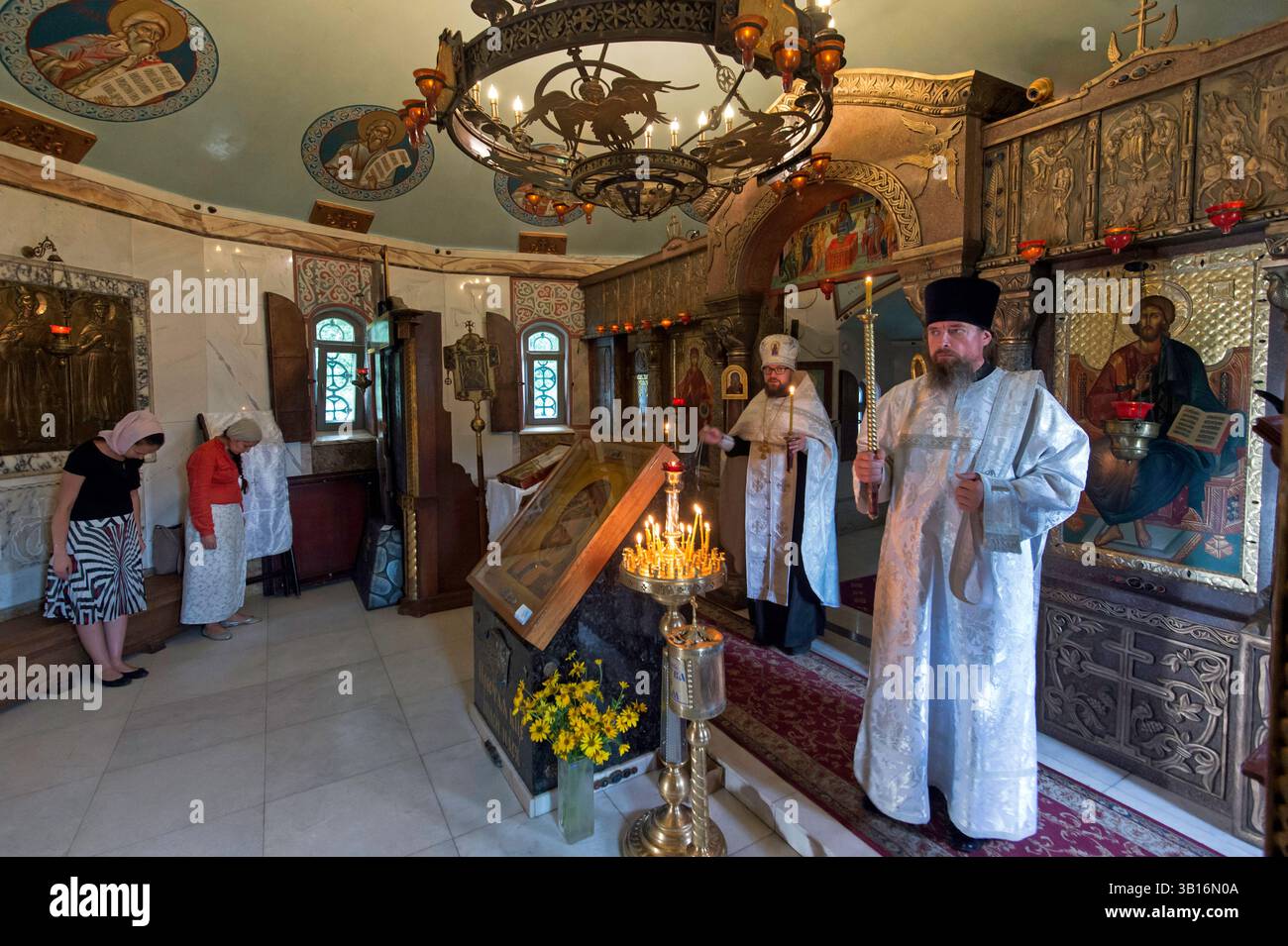 Servizio di preghiera ortodossa nella piccola cappella prima della chiesa di Sant'Andrews, Kiev Foto Stock
