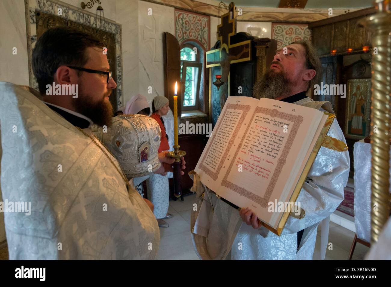 Servizio di preghiera ortodossa nella piccola cappella prima della chiesa di Sant'Andrews, Kiev Foto Stock