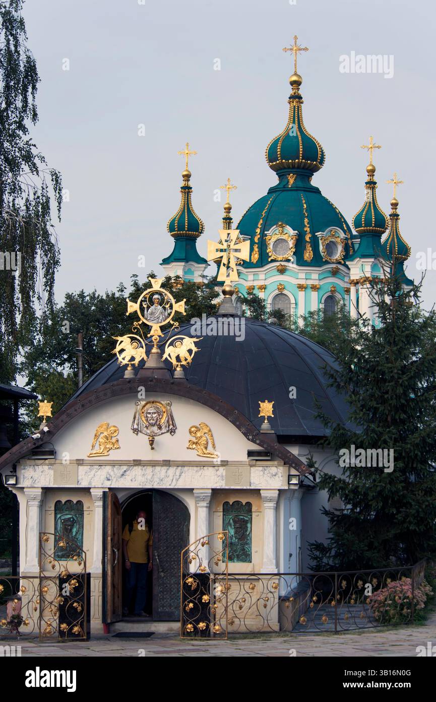Piccola cappella davanti alla chiesa di Sant'Andrews, Kiev, capitale dell'Ucraina Foto Stock