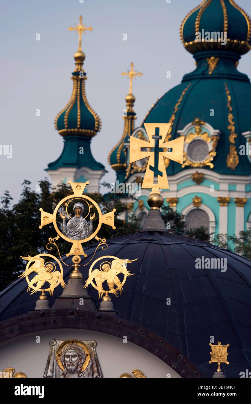 Piccola cappella davanti alla chiesa di Sant'Andrews, Kiev, capitale dell'Ucraina Foto Stock