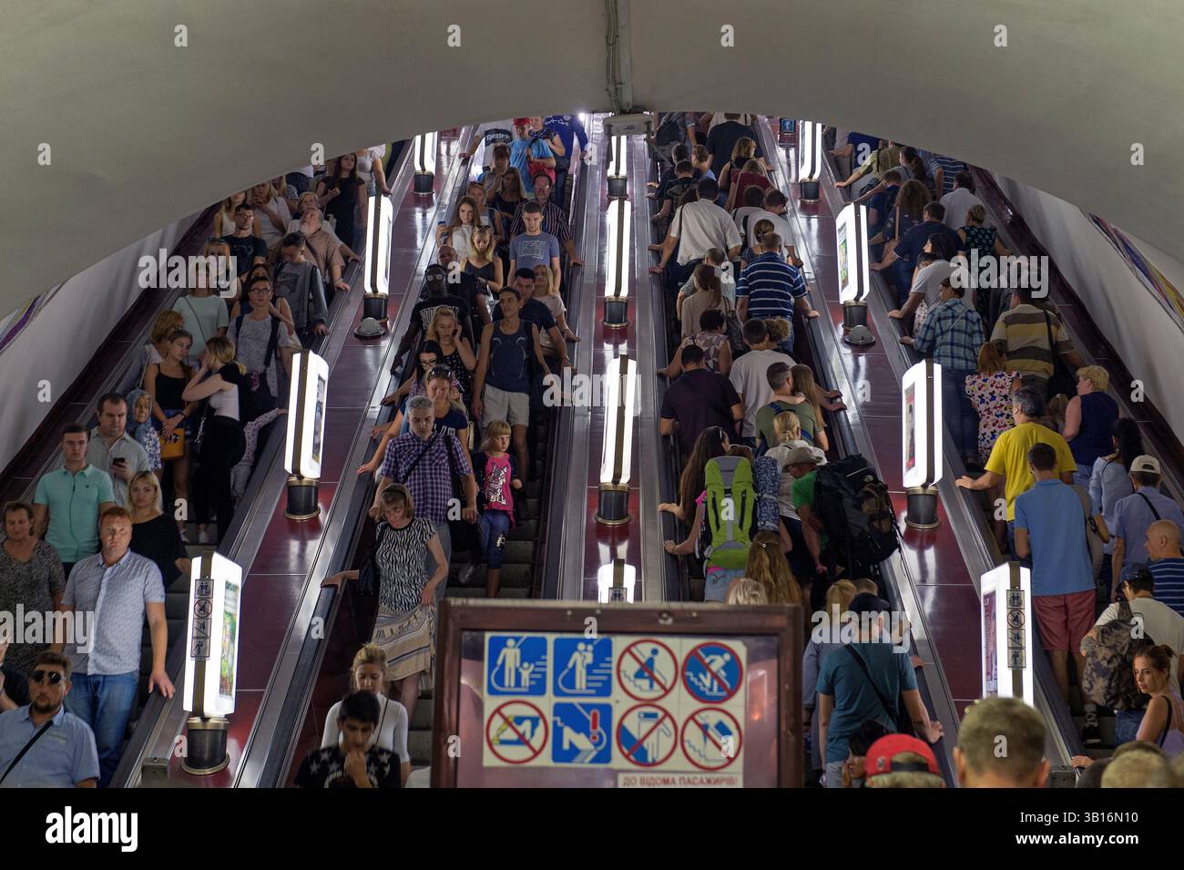 Il sistema metropolitano di Kiev fu costruito durante l'era dell'Unione Sovietica. È il primo sistema di transito rapido in Ucraina e il terzo sistema negli Sovi Foto Stock