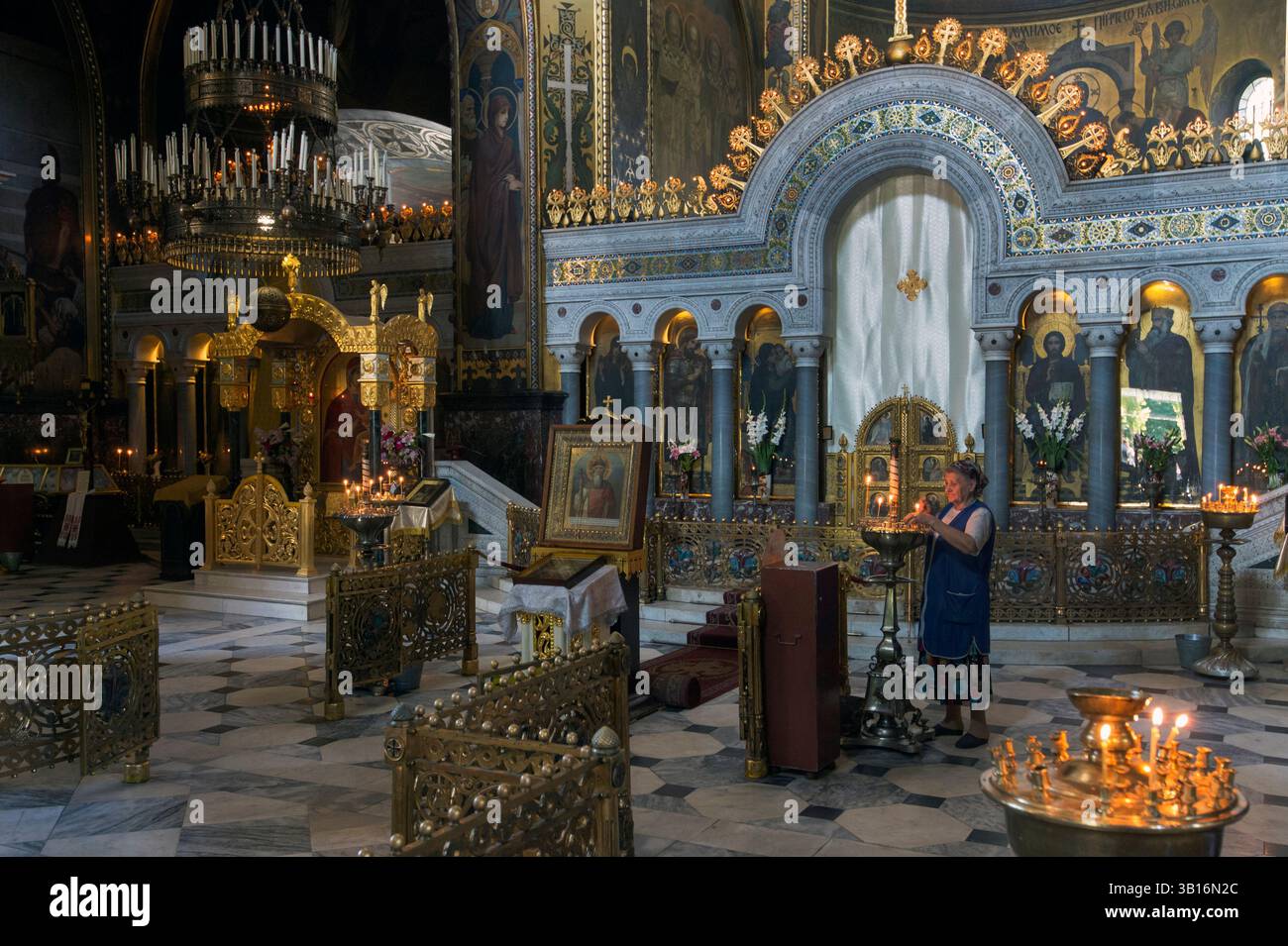 Pellegrino nella Cattedrale di San Volodymyr nel centro di Kiev. È uno dei principali monumenti della città e la cattedrale madre degli ortodossi ucraini Foto Stock
