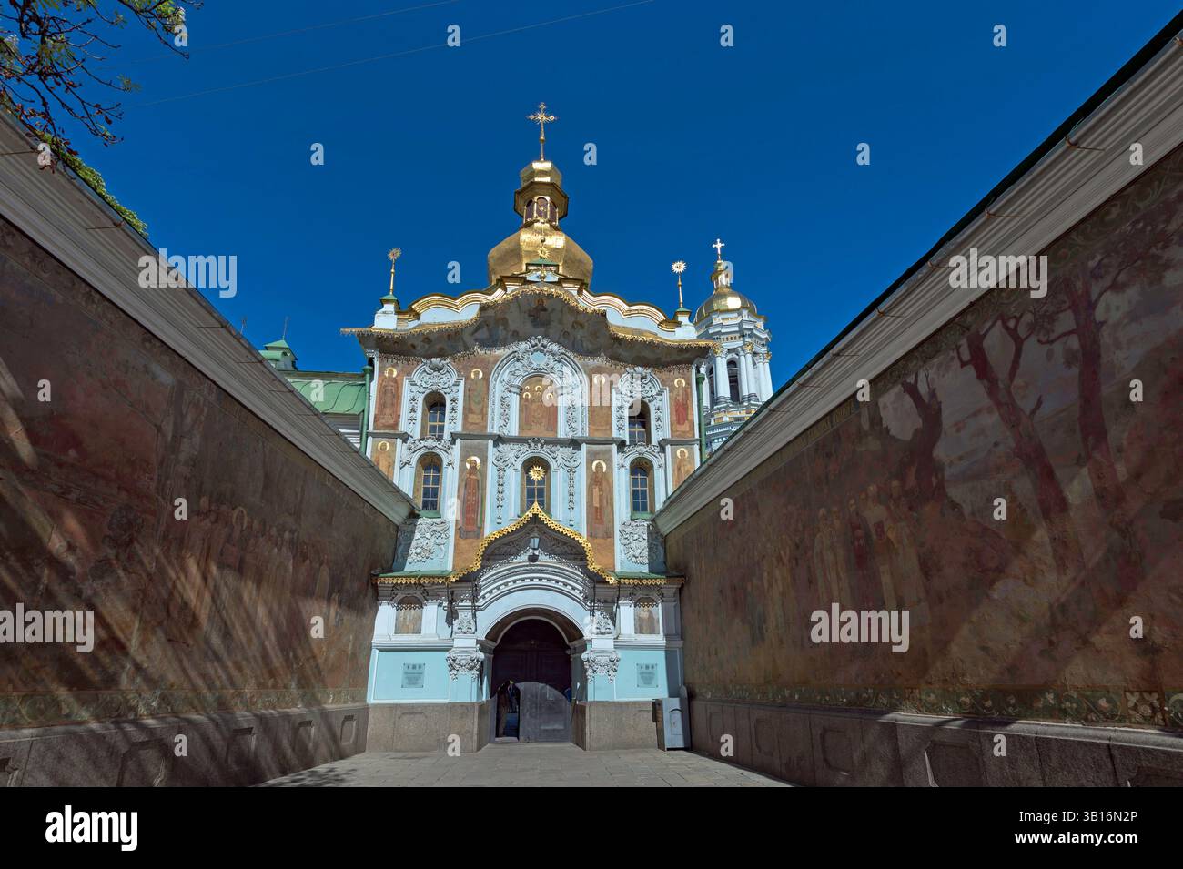 Guardando a nord lungo il fiume Dnieper verso Chernobyl (60 miglia di distanza) dal magnifico complesso del monastero di Pechersk Lavra, Kiev. Costruito dai monaci di Kiev Foto Stock