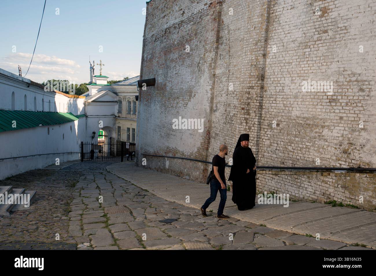 Guardando a nord lungo il fiume Dnieper verso Chernobyl (60 miglia di distanza) dal magnifico complesso del monastero di Pechersk Lavra, Kiev. Costruito dai monaci di Kiev Foto Stock