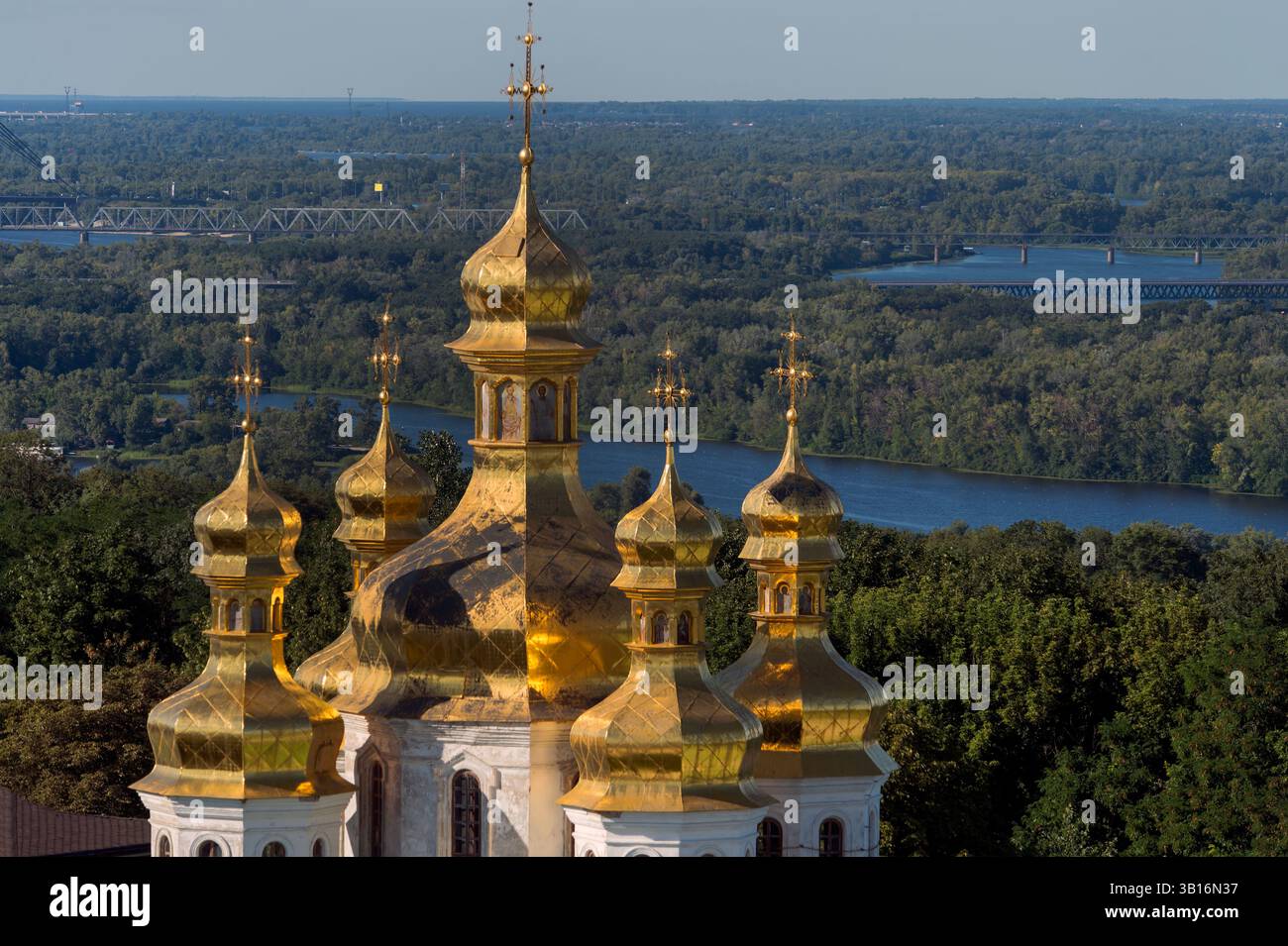 Guardando a nord lungo il fiume Dnieper verso Chernobyl (60 miglia di distanza) dal magnifico complesso del monastero di Pechersk Lavra, Kiev. Costruito dai monaci di Kiev Foto Stock