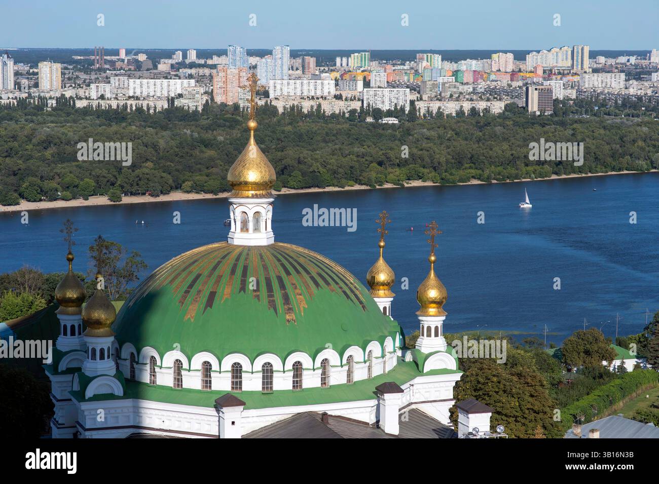 Guardando a nord lungo il fiume Dnieper verso Chernobyl (60 miglia di distanza) dal magnifico complesso del monastero di Pechersk Lavra, Kiev. Costruito dai monaci di Kiev Foto Stock