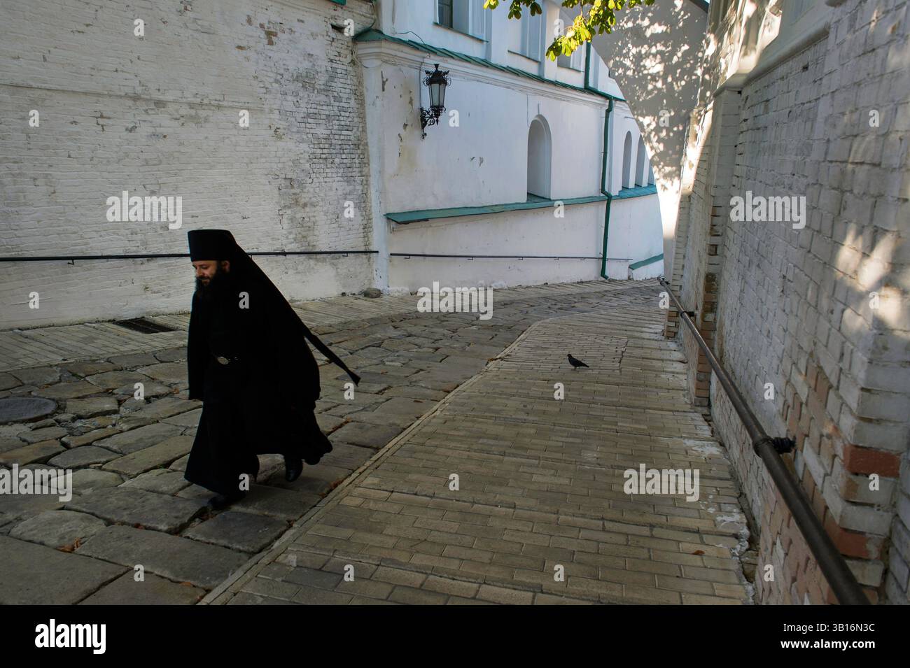 Guardando a nord lungo il fiume Dnieper verso Chernobyl (60 miglia di distanza) dal magnifico complesso del monastero di Pechersk Lavra, Kiev. Costruito dai monaci di Kiev Foto Stock