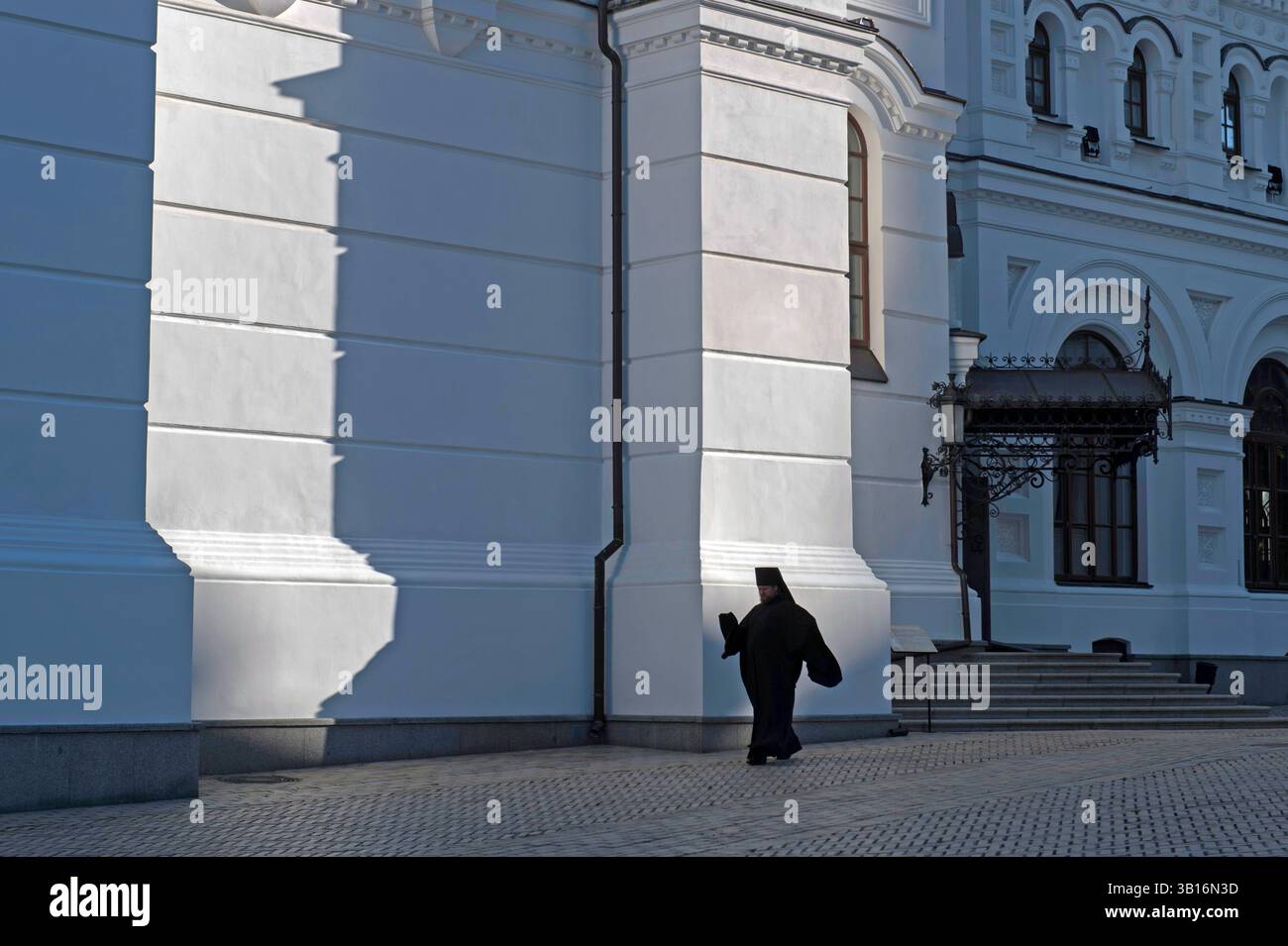 Guardando a nord lungo il fiume Dnieper verso Chernobyl (60 miglia di distanza) dal magnifico complesso del monastero di Pechersk Lavra, Kiev. Costruito dai monaci di Kiev Foto Stock