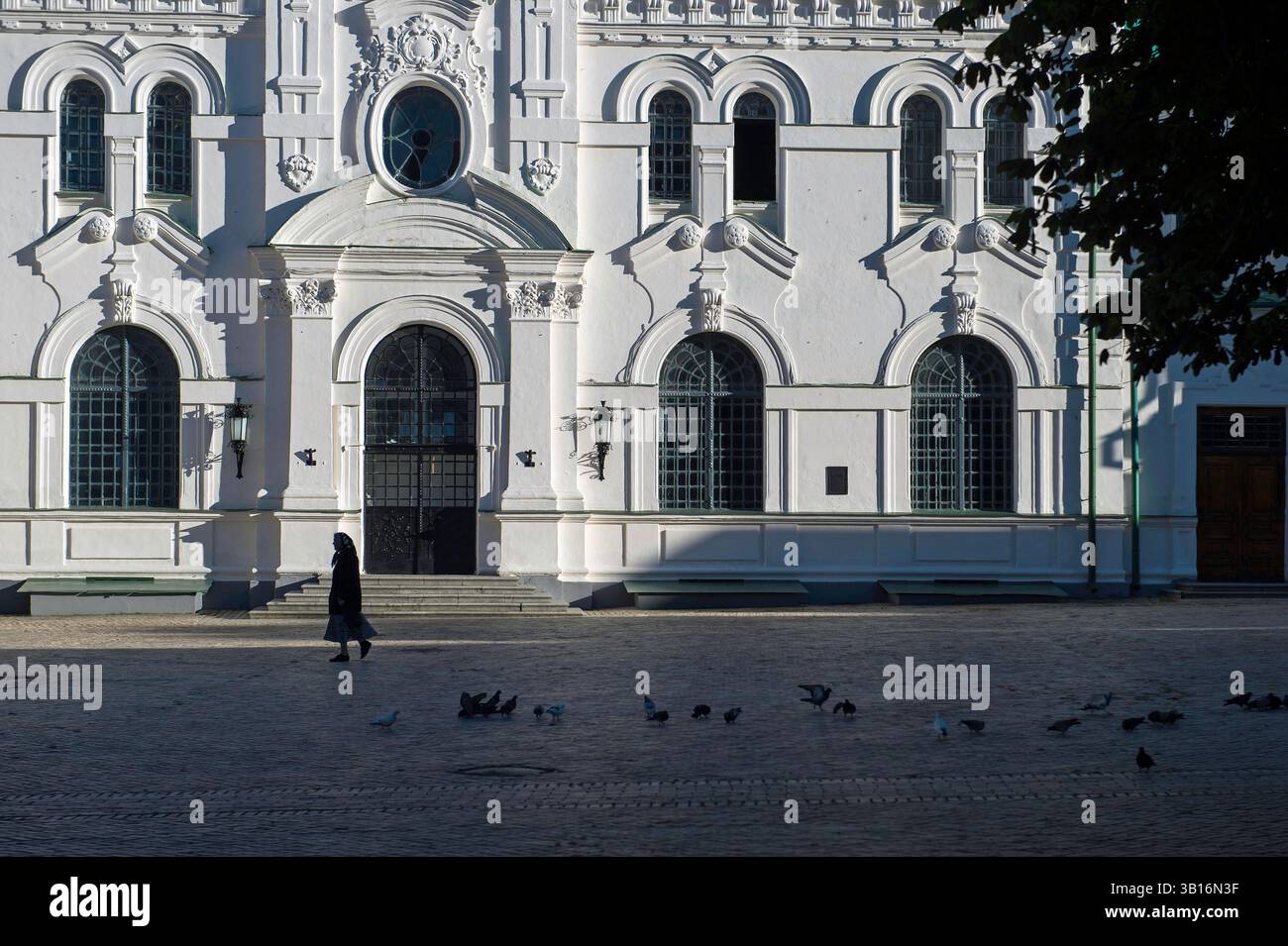 Guardando a nord lungo il fiume Dnieper verso Chernobyl (60 miglia di distanza) dal magnifico complesso del monastero di Pechersk Lavra, Kiev. Costruito dai monaci di Kiev Foto Stock