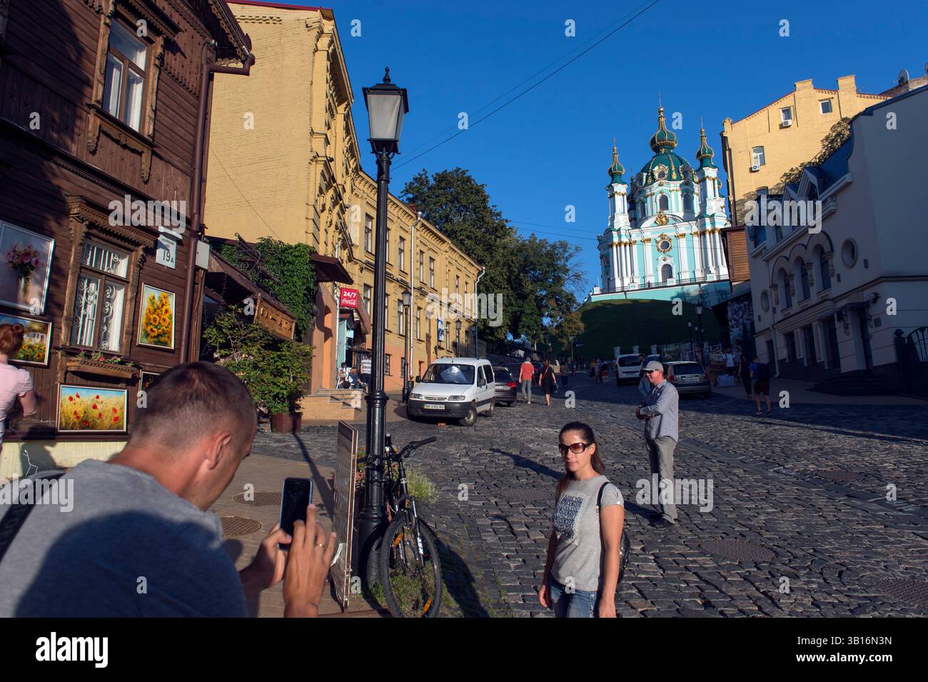 Sulla collina che porta alla chiesa di Sant'Andrea, Kiev, Ucraina Foto Stock