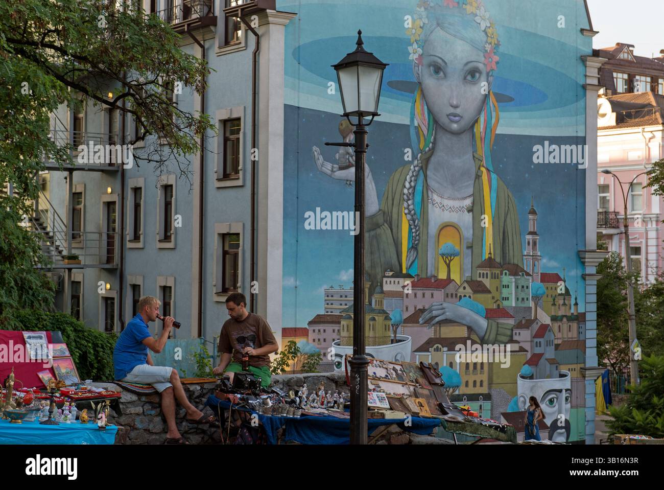 Sulla collina che porta alla chiesa di Sant'Andrea, Kiev, Ucraina Foto Stock