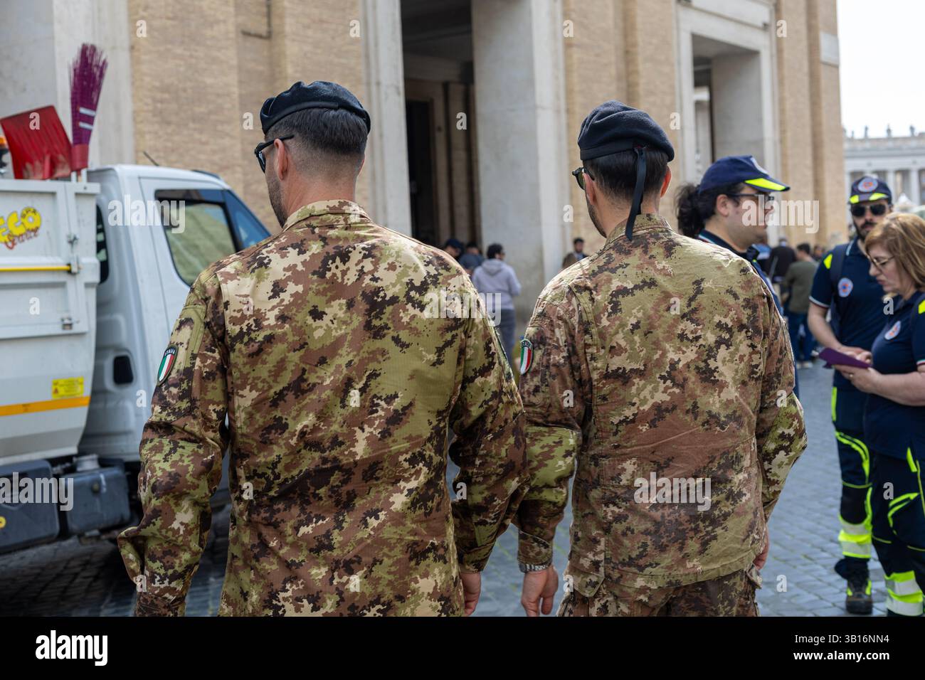 Vaticano - 23 aprile 2025: Personale militare e di servizio civile in servizio in Vaticano durante il lutto. Foto Stock