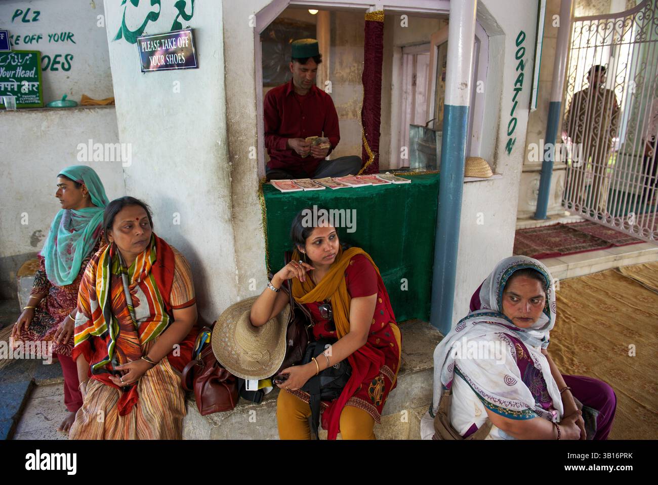 La Jamia Masjid è una moschea del venerdì situata a Nowhatta nella città Vecchia di Srinagar, nel territorio amministrato dall'unione Indiana di Jammu e Kashmir Foto Stock
