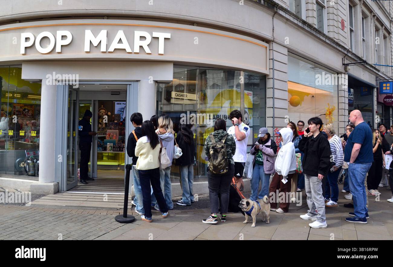 Manchester, Regno Unito, 25 aprile 2025. Una grande coda si è formata al negozio Pop Mart di Piccadilly, nel centro di Manchester, nel Regno Unito, mentre Pop Mart lancia la terza versione del giocattolo artistico "Big into Energy" Labubu alle 11:00 del 25 aprile 2025. Pop Mart è una società cinese di giocattoli quotata alla borsa di Hong Kong. Crediti: Terry Waller/Alamy Live News Foto Stock