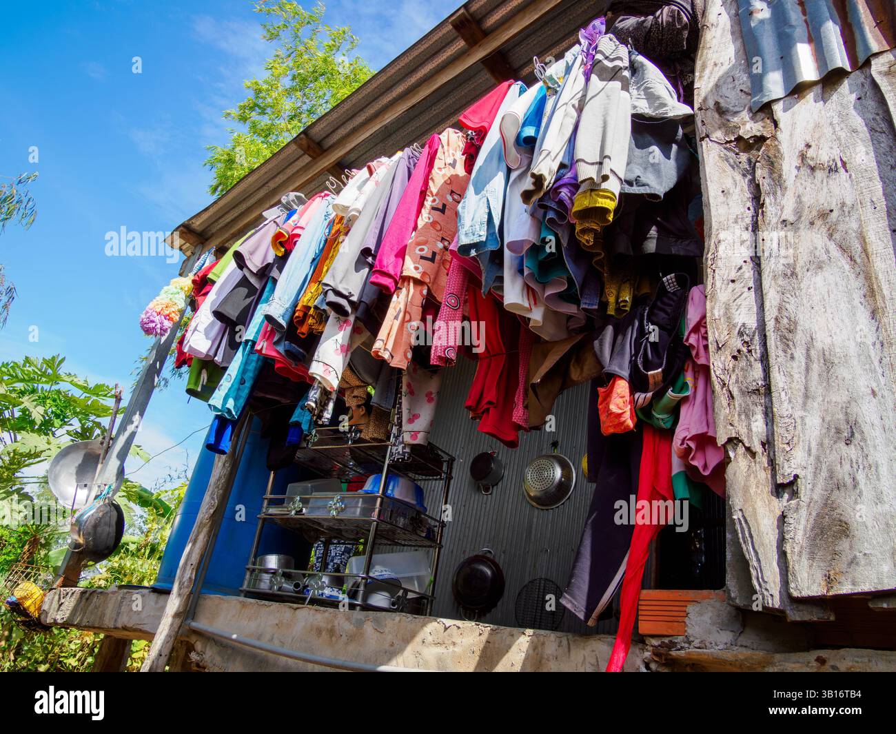 I vestiti si asciugavano a Vin Hoa, Evergreen Village, Tan Chau, Vietnam Foto Stock