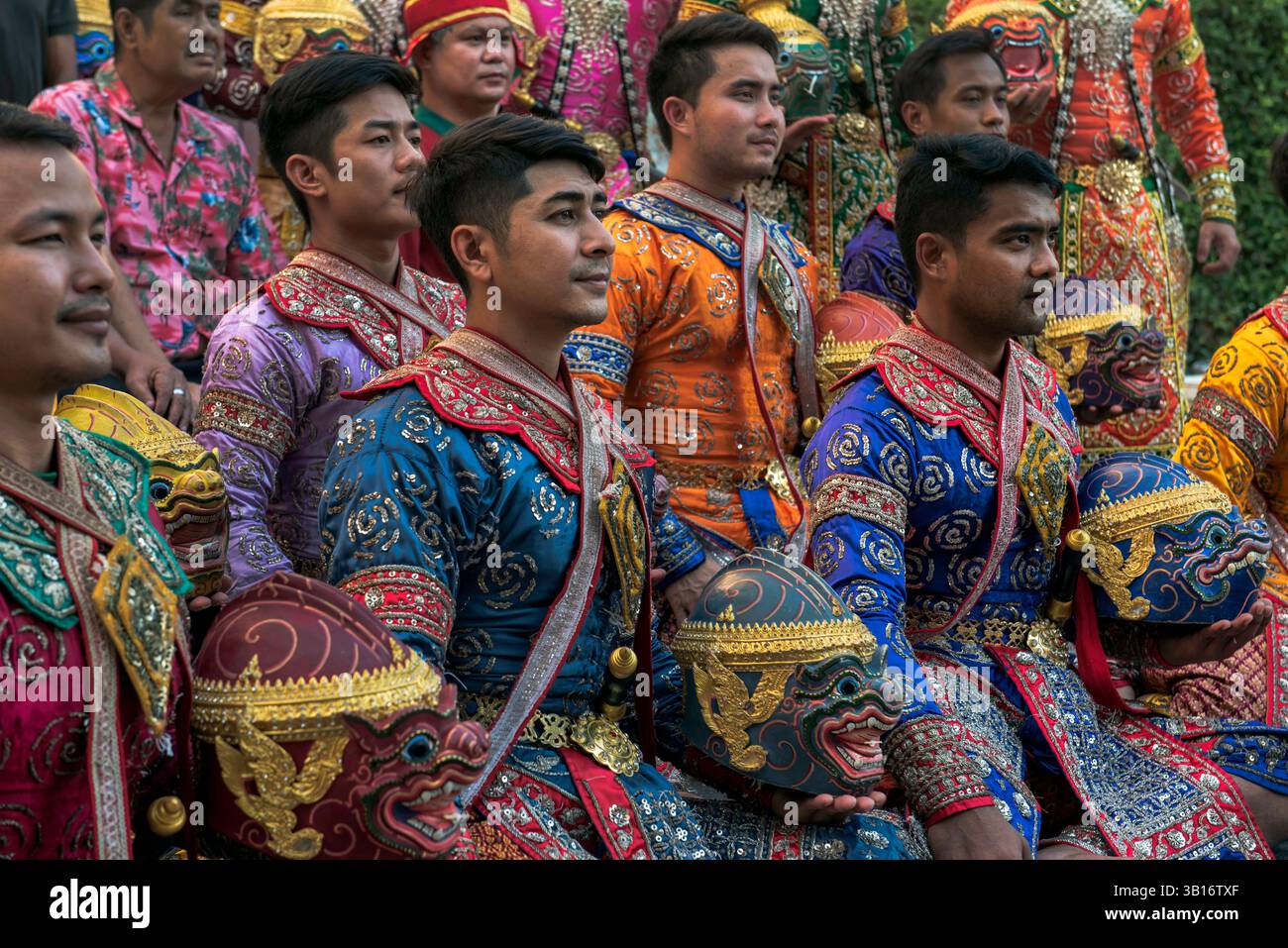 Khon - danza mascherata - spettacolo al Teatro Nazionale di Sanam Luang. Il Khon Masked Dance Drama in Thailandia, è un'arte performante che combina m Foto Stock