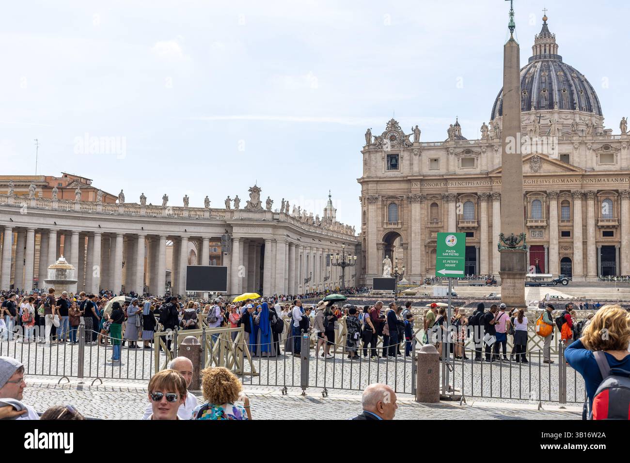 Vaticano - 23 aprile 2025: Una lunga fila di pellegrini si estende attraverso la piazza del Vaticano. Foto Stock